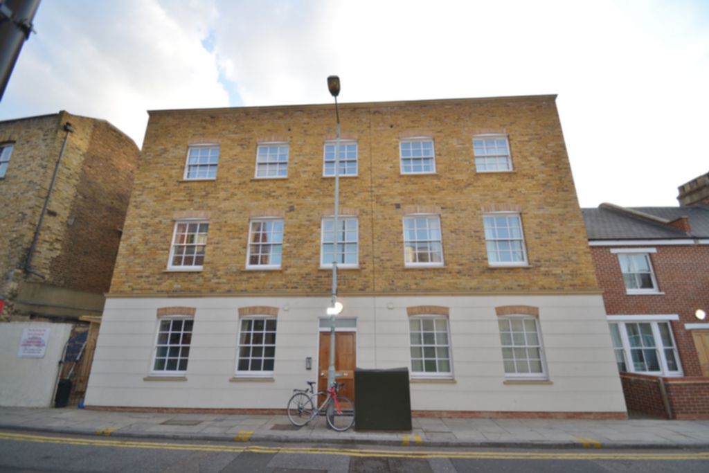 Flat Lordship Road in Greater London