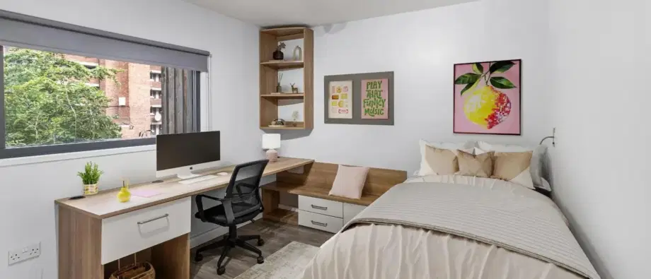 Room Holloway Road in Greater London