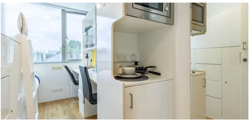 Room King's Road in Greater London