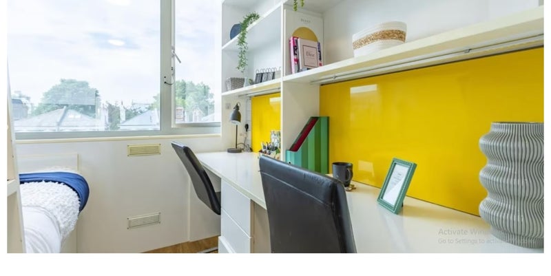 Room King's Road in Greater London
