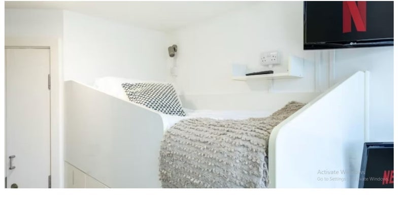 Room King's Road in Greater London