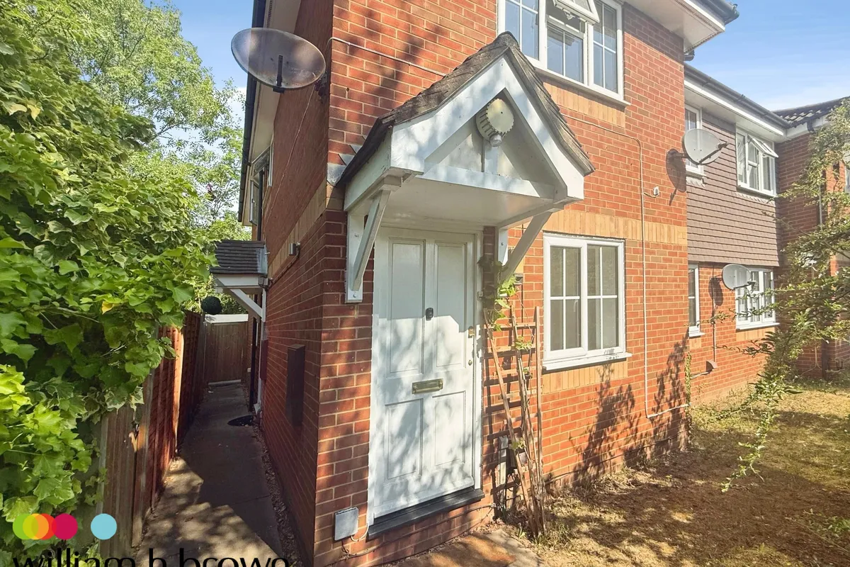 House Dudley Close in Grays