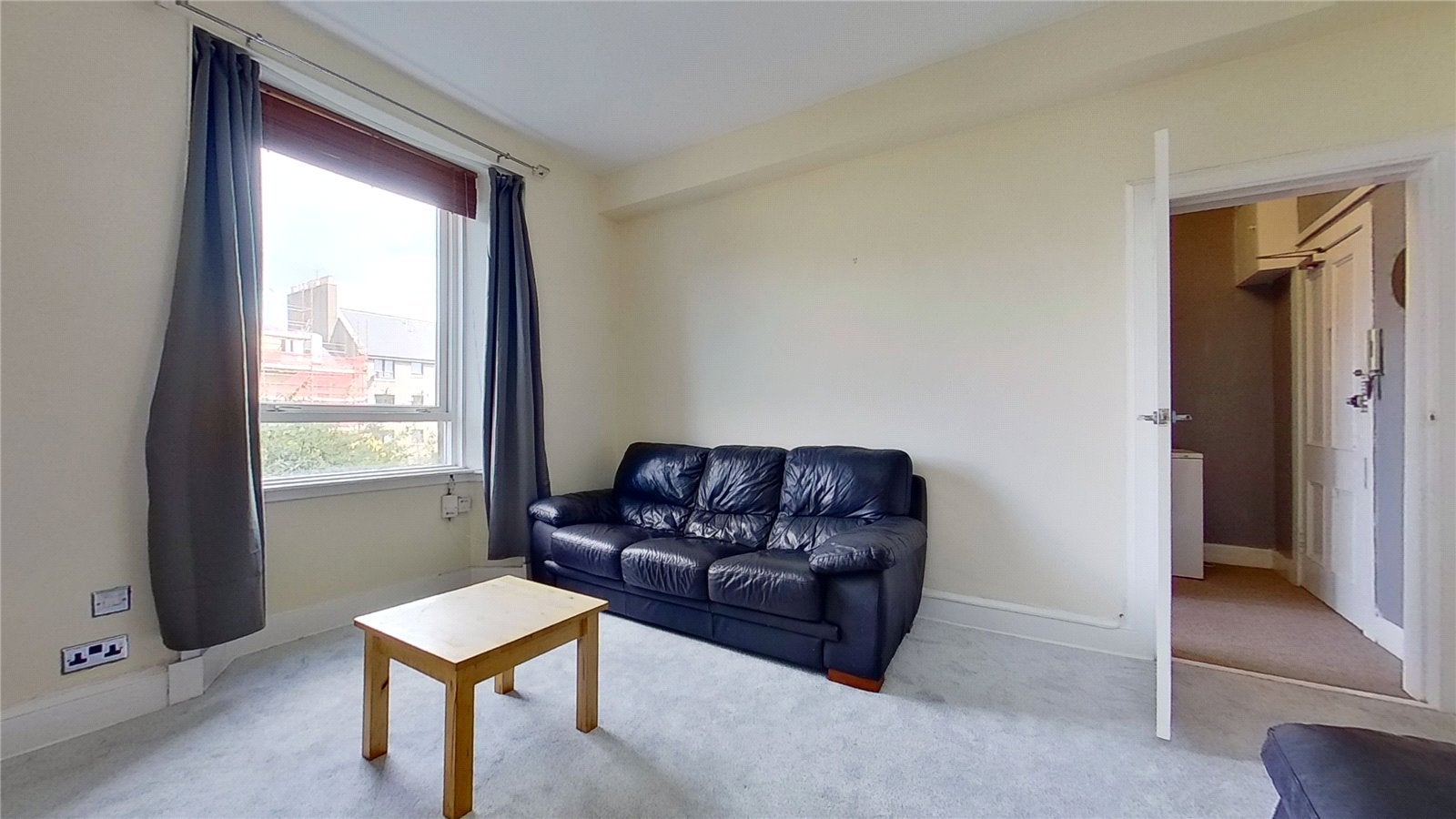 Flat Yeaman Place in City of Edinburgh