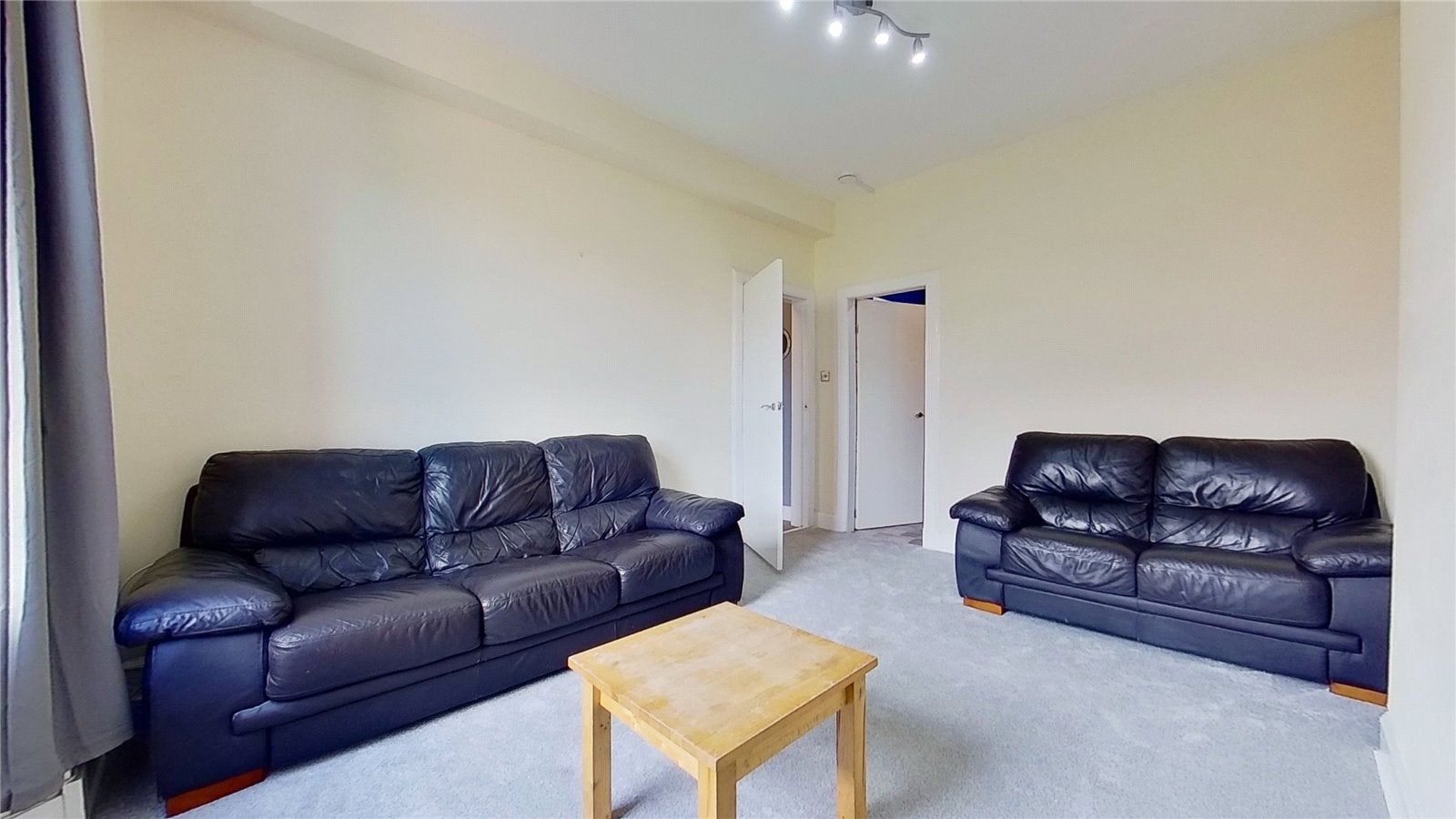 Flat Yeaman Place in City of Edinburgh