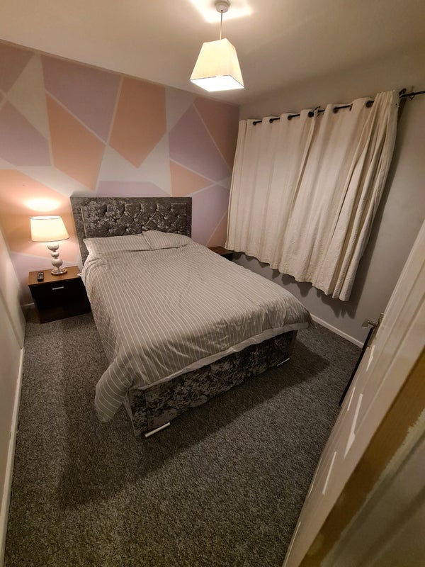 Room Falcon Drive in Chadderton