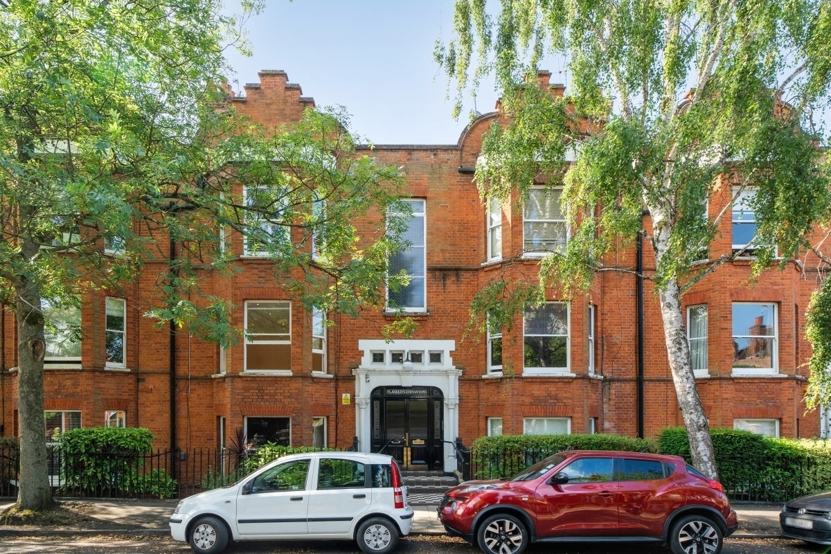 Flat Flanders Road in Greater London