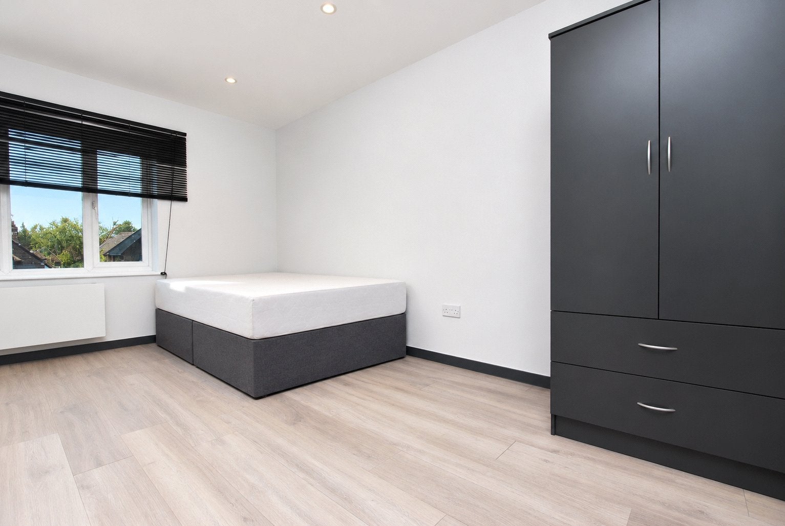 Room Raymond Crescent in Guildford