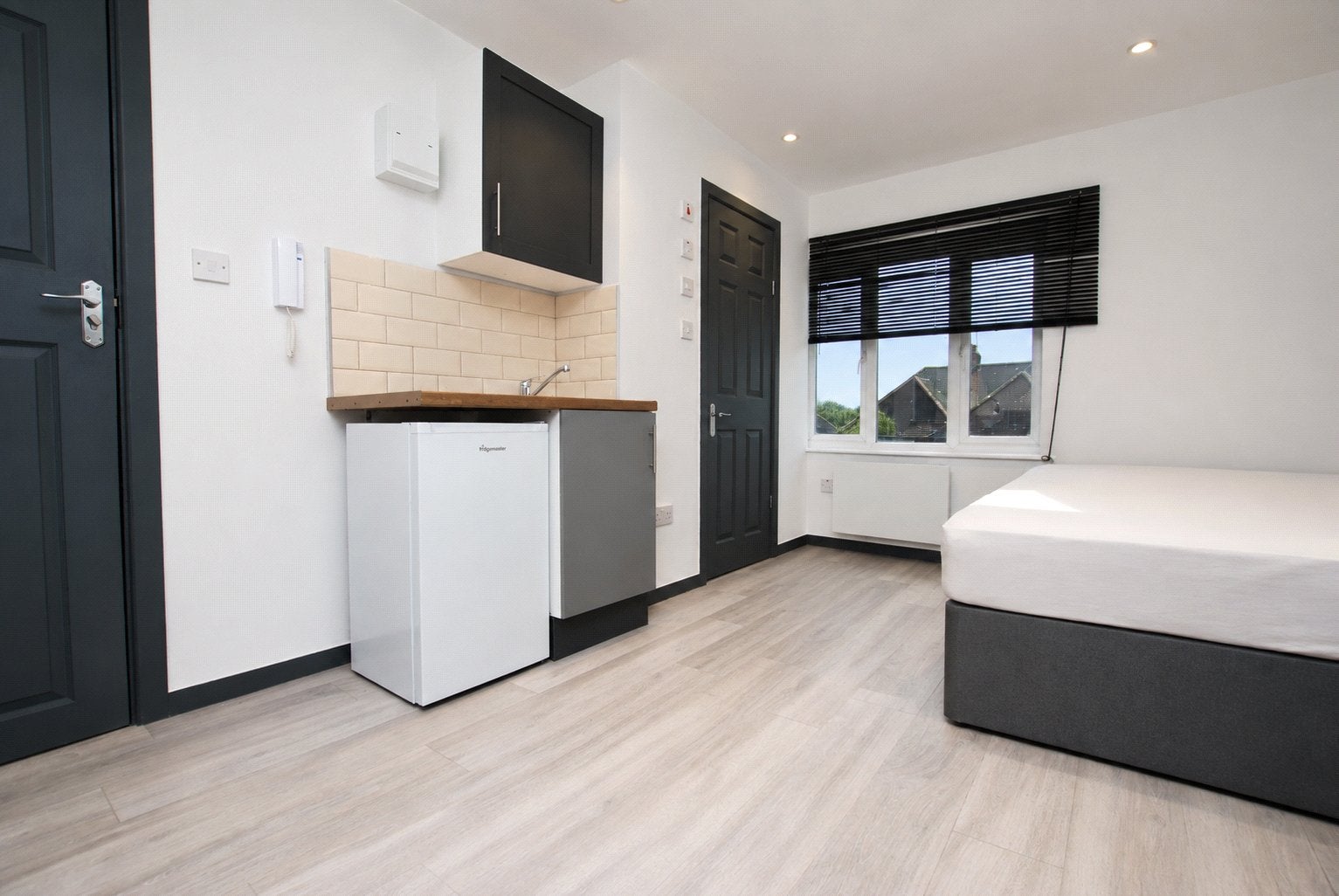 Room Raymond Crescent in Guildford