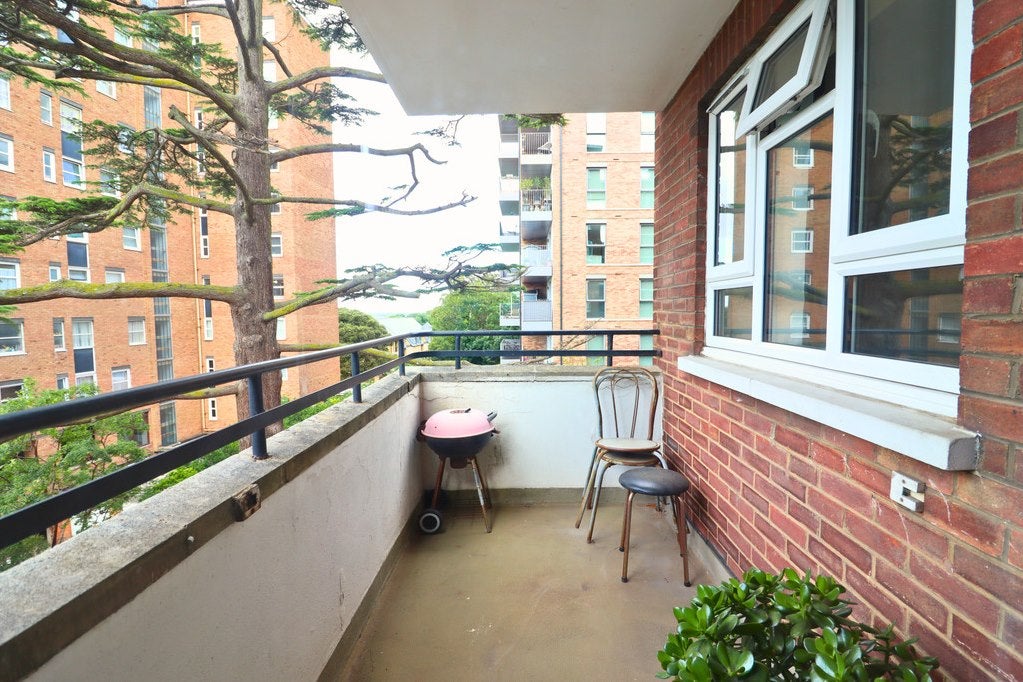 Flat Kingston Hill in Greater London