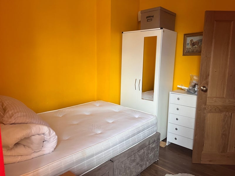 Room Newlands Road in Greater London