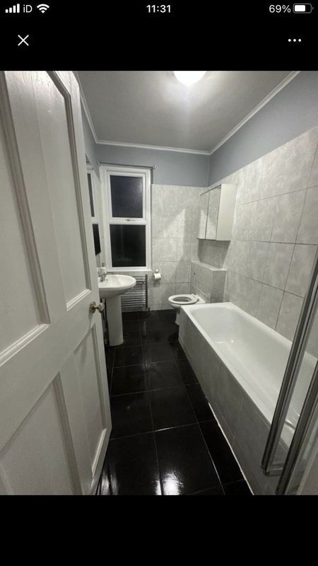 Room Newlands Road in Greater London