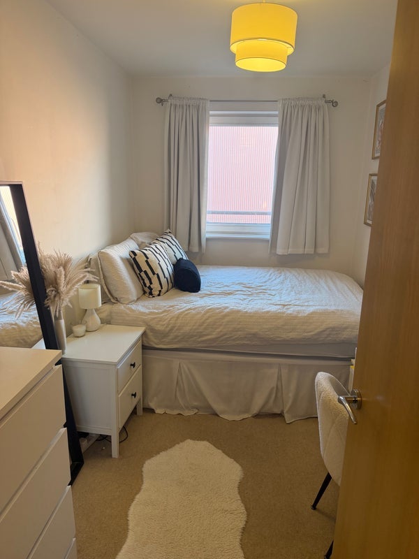 Room Battersea Park Road in Greater London