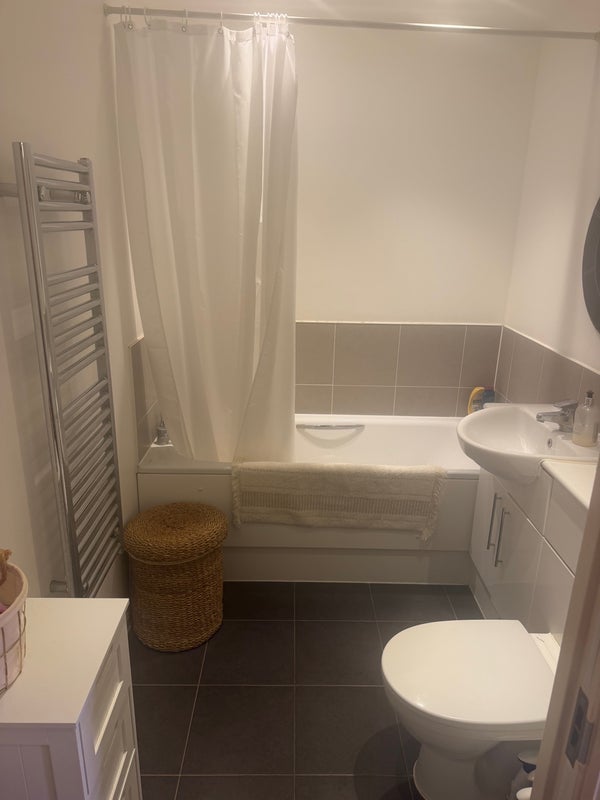 Room Battersea Park Road in Greater London