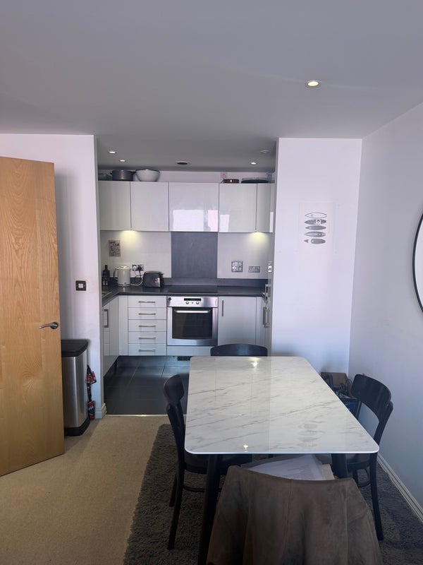 Room Battersea Park Road in Greater London