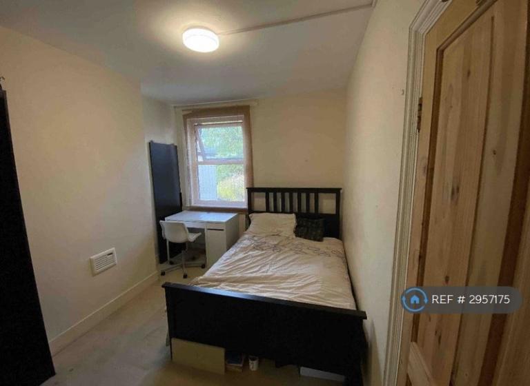 Room Woodside Road in Greater London