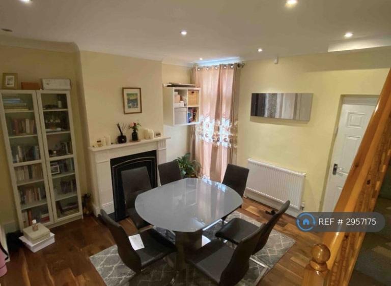 Room Woodside Road in Greater London