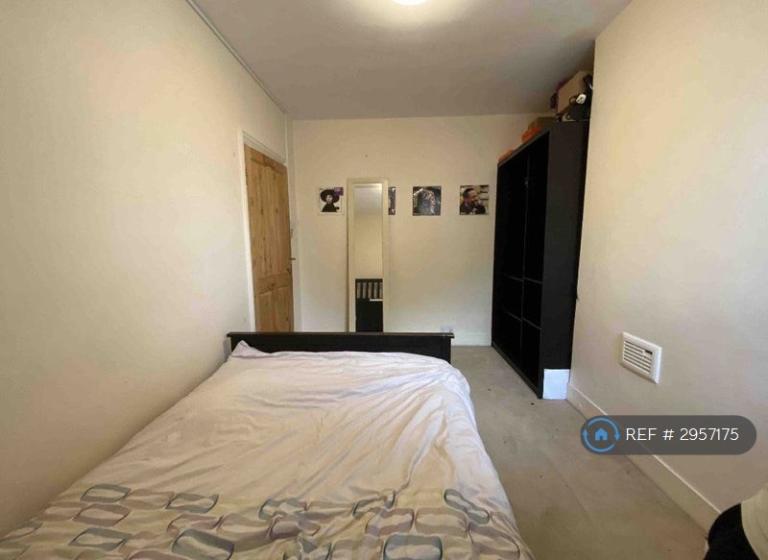 Room Woodside Road in Greater London