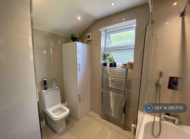 Room Woodside Road in Greater London