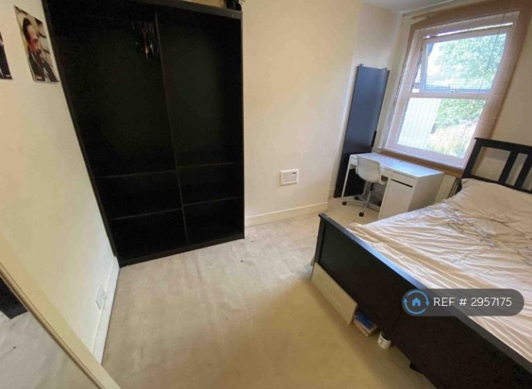 Room Woodside Road in Greater London