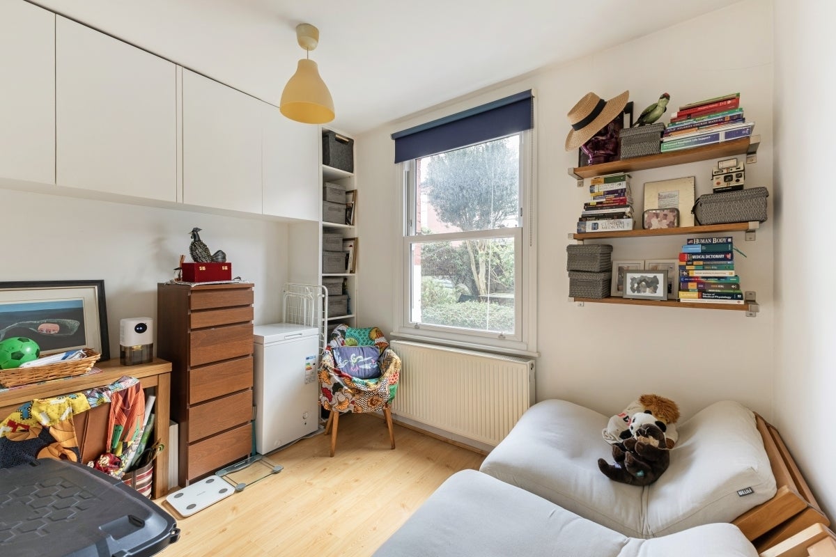 Flat Maybury Gardens in Greater London