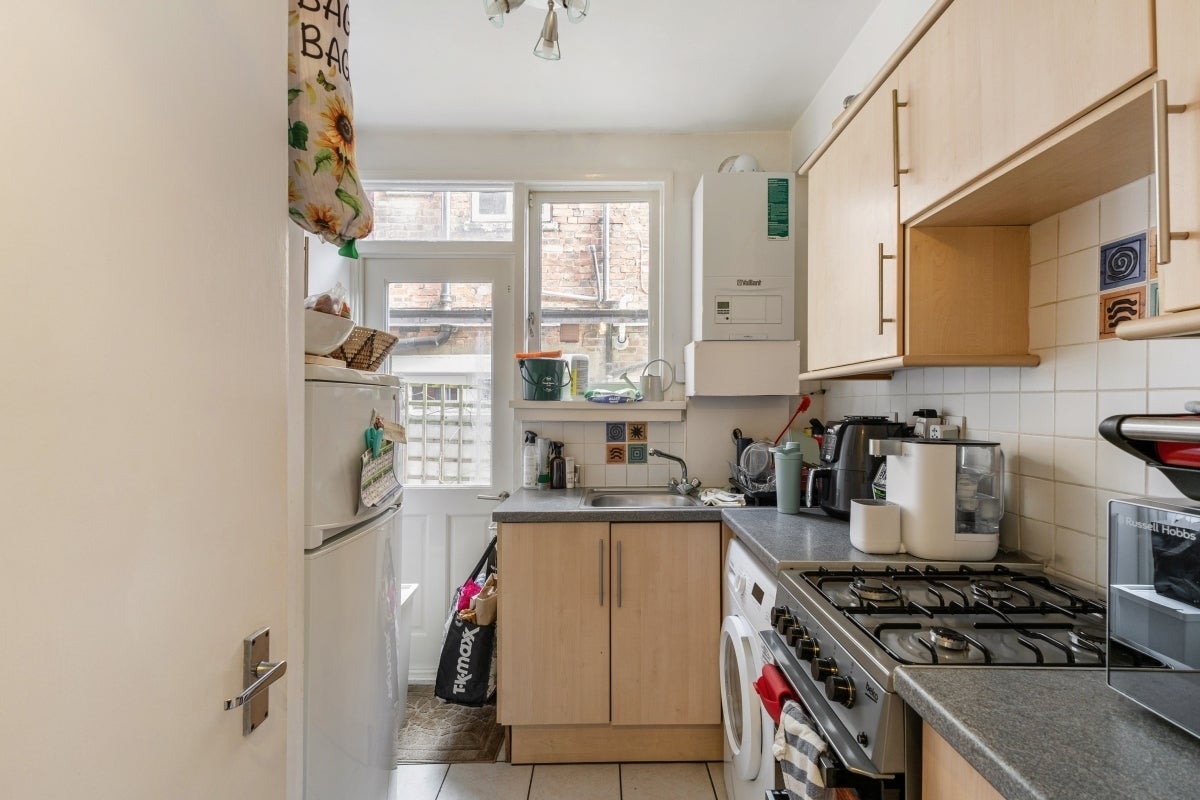 Flat Maybury Gardens in Greater London