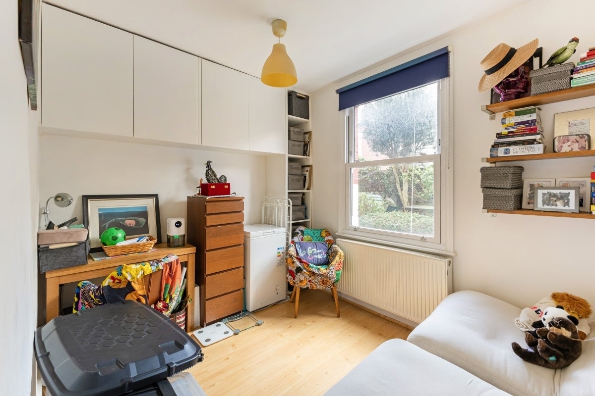 Flat Maybury Gardens in Greater London