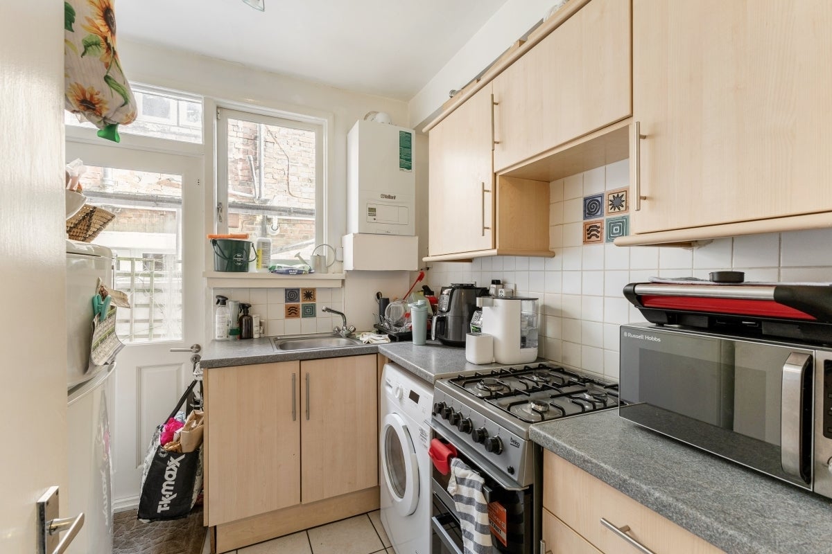 Flat Maybury Gardens in Greater London