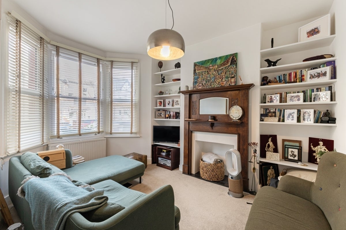 Flat Maybury Gardens in Greater London