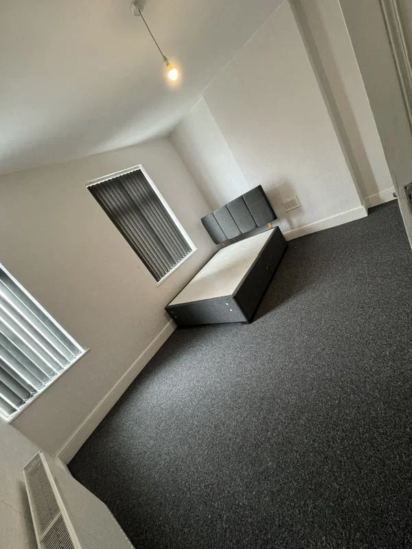 Room Croasdale Avenue in Manchester