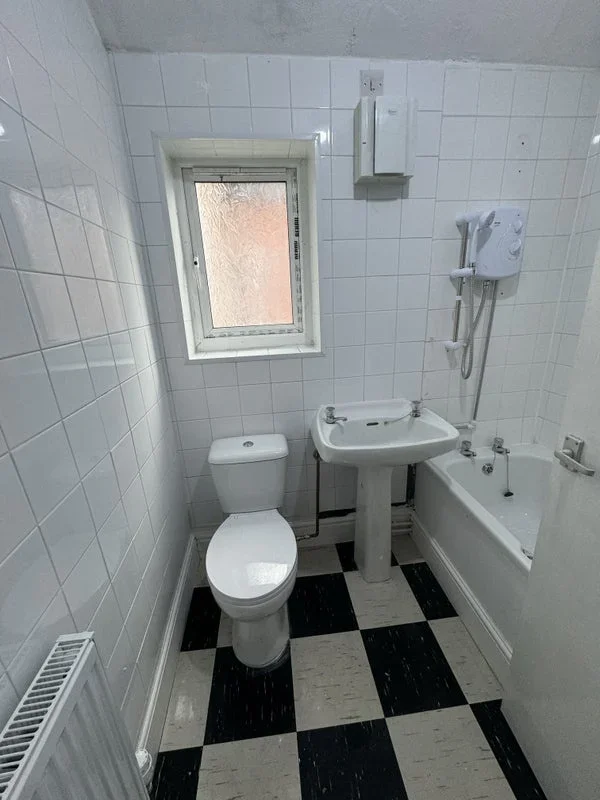 Room Croasdale Avenue in Manchester