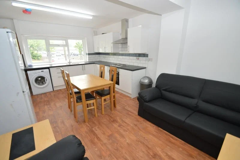 Room Croasdale Avenue in Manchester