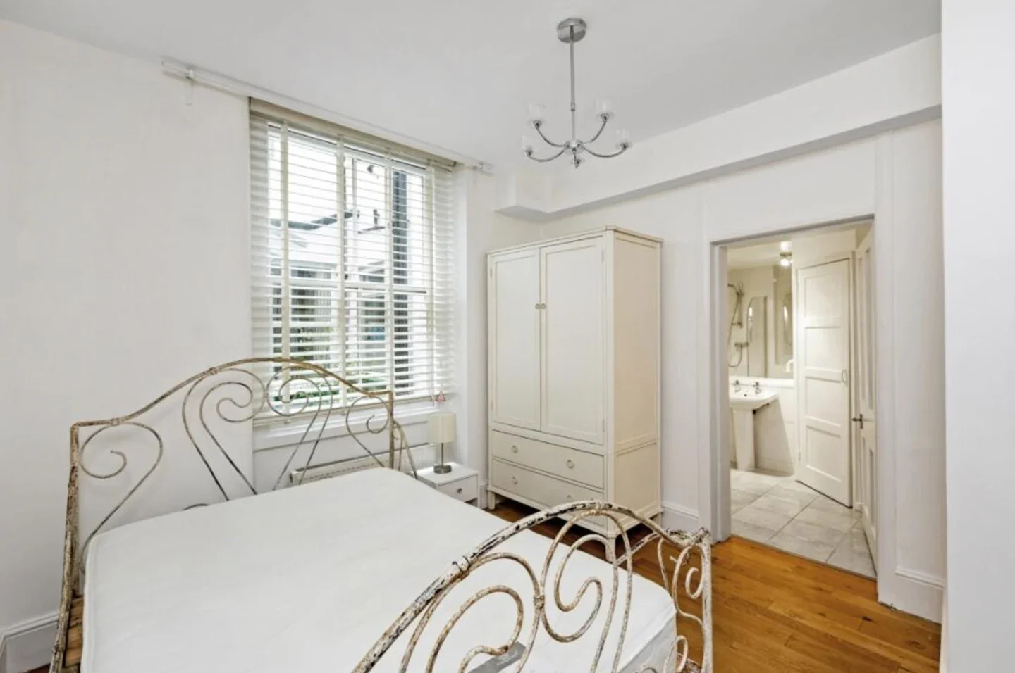 Flat Hornton Street in Greater London