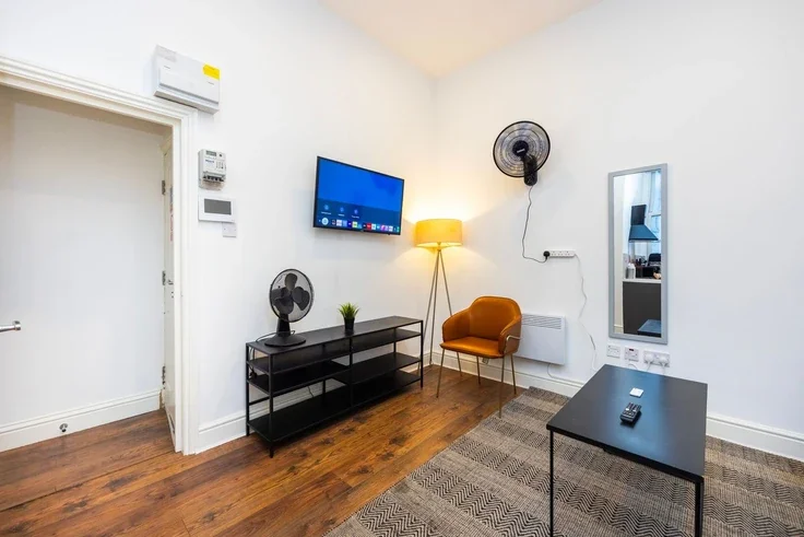 Flat Warwick Road in Greater London