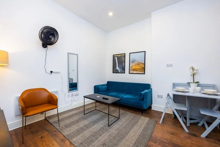 Flat Warwick Road in Greater London