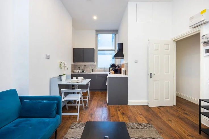 Flat Warwick Road in Greater London