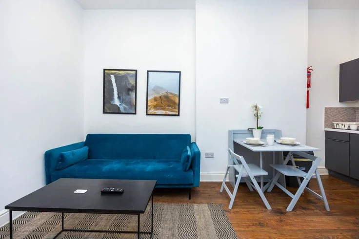 Flat Warwick Road in Greater London
