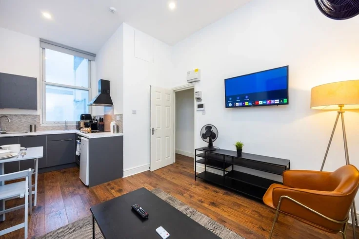 Flat Warwick Road in Greater London
