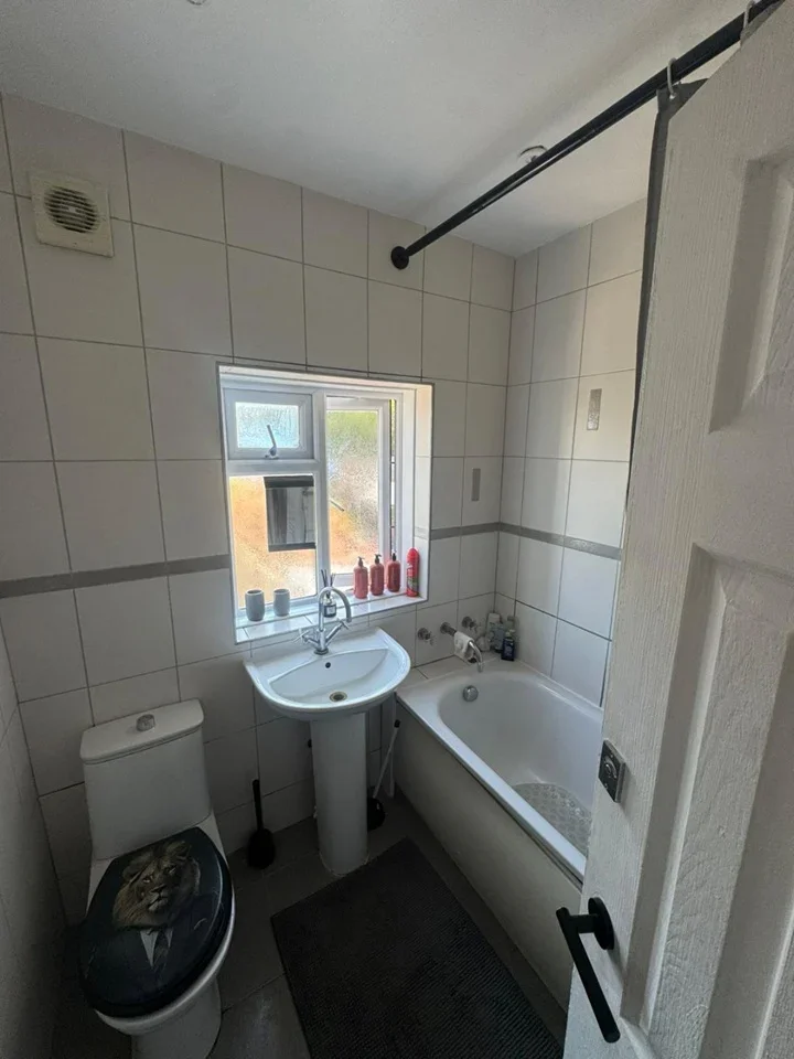 Room Sundale Avenue in Greater London