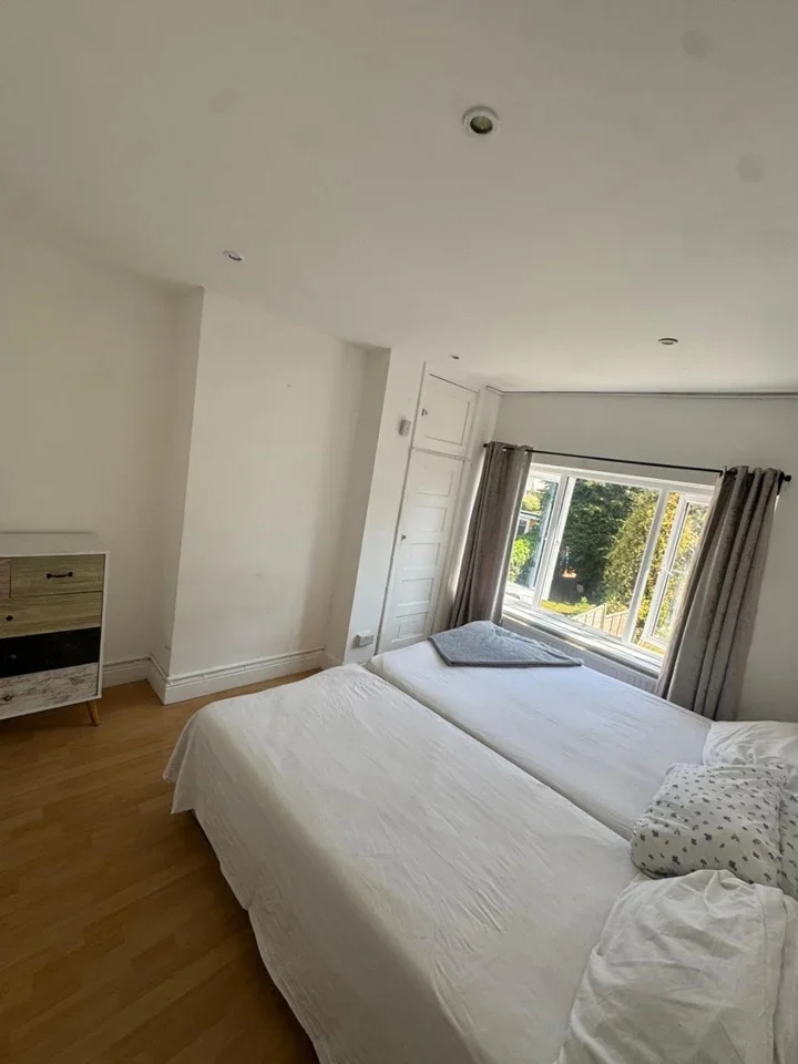 Room Sundale Avenue in Greater London