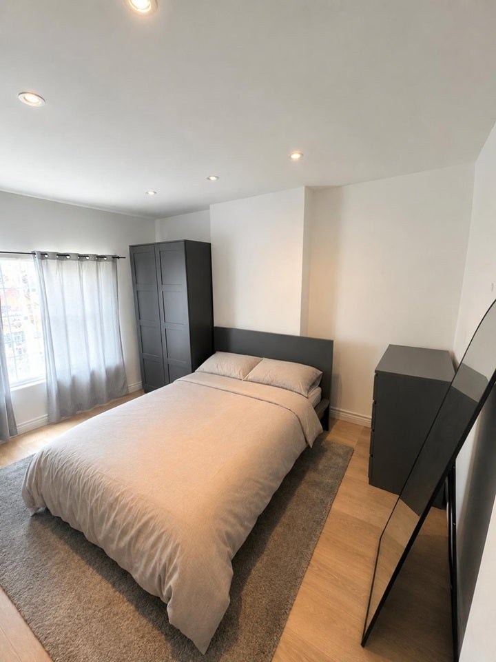 Room Sundale Avenue in Greater London