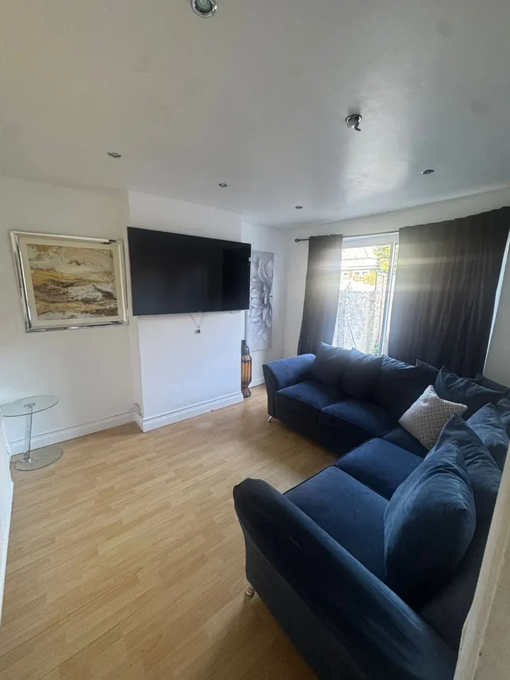 Room Sundale Avenue in Greater London
