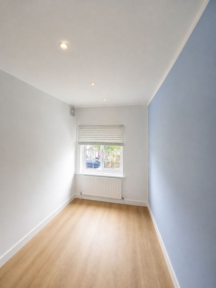 Room Sundale Avenue in Greater London