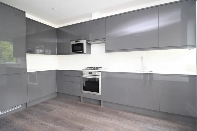 Flat Crescent Road in Greater London