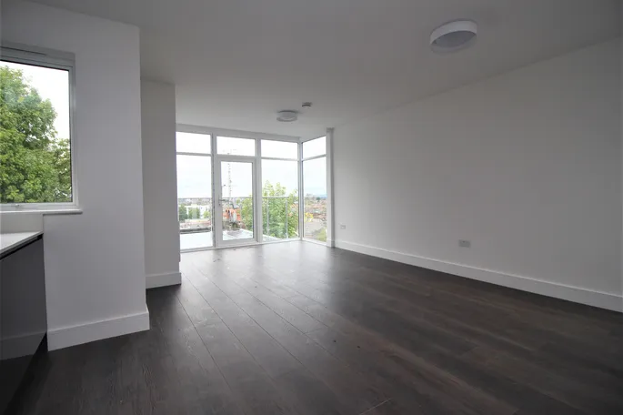 Flat Crescent Road in Greater London