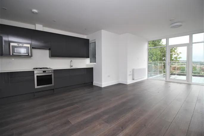 Flat Crescent Road in Greater London
