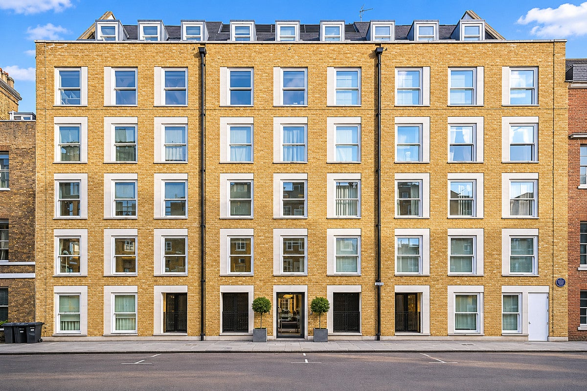 Flat Essex Street in City of Westminster
