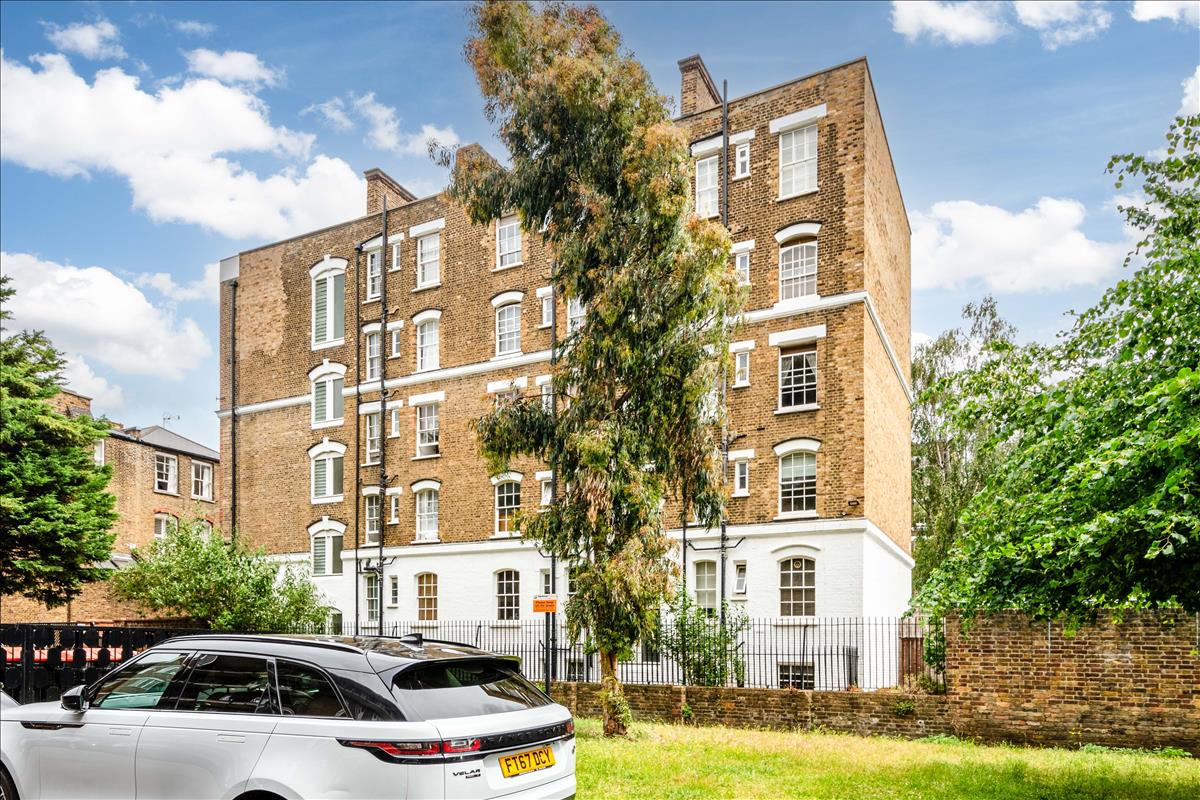 Flat Fanshaw Street in Greater London