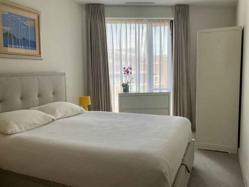 Room Sutherland Street in City of Westminster