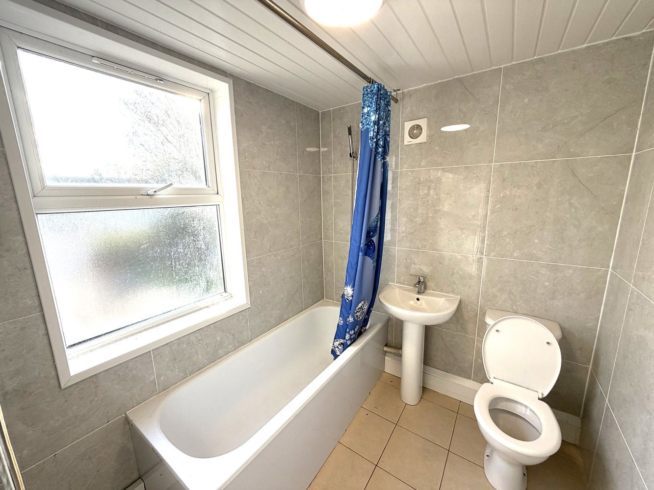 Flat Holmesdale Road in Greater London