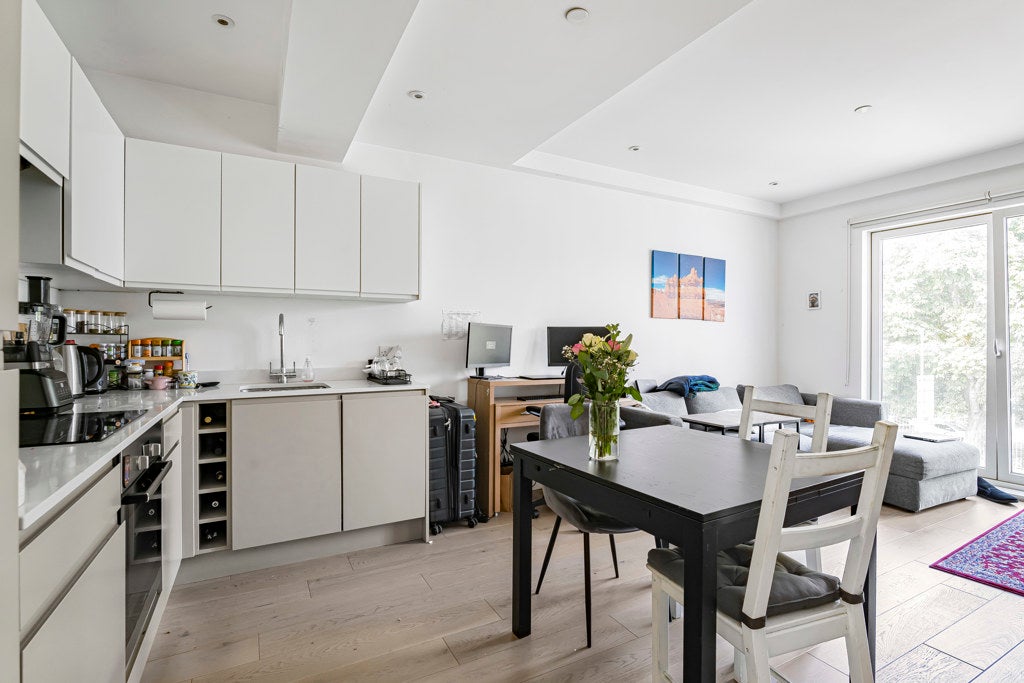 Flat Stewarts Road in Greater London